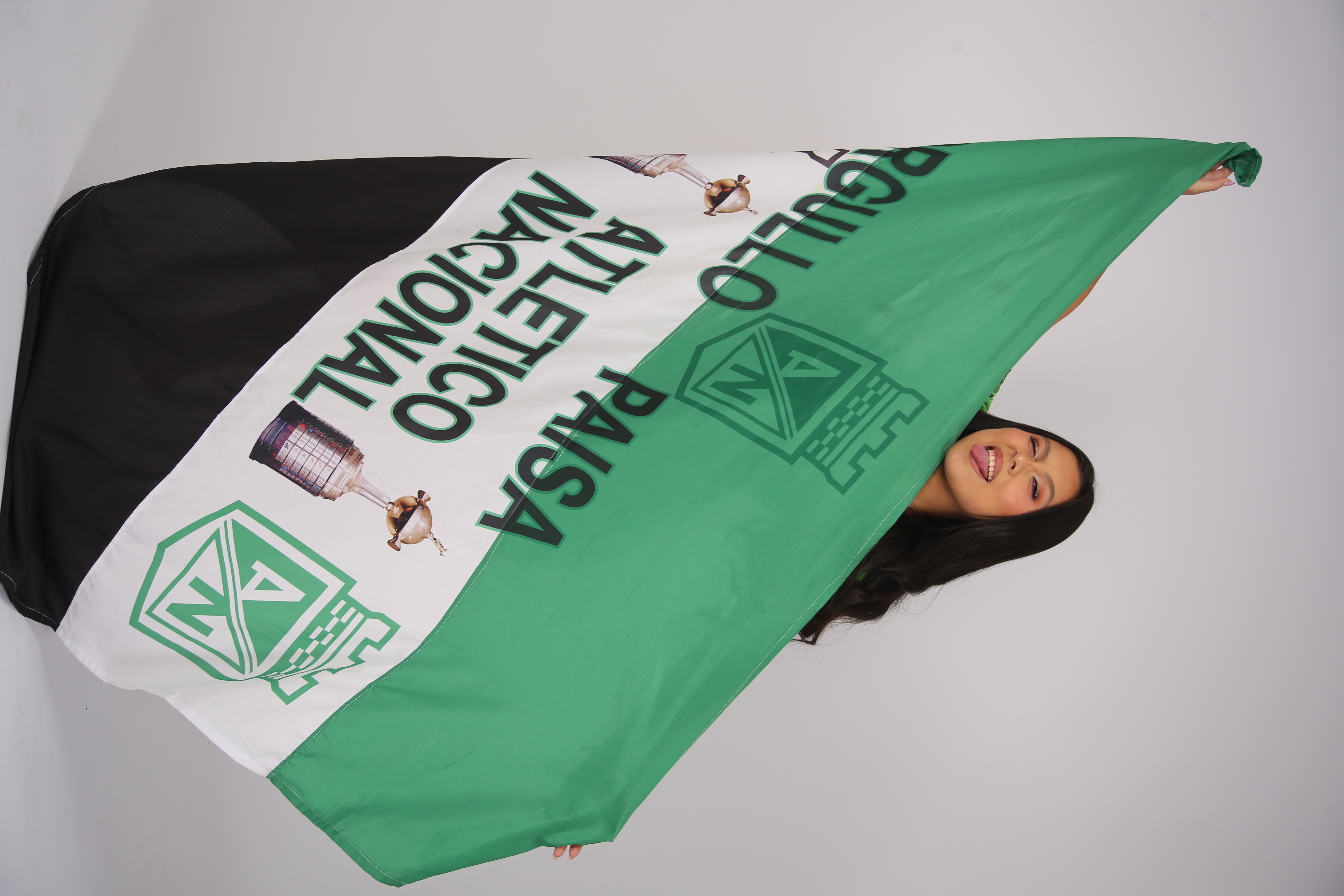 Isabela en una pose llena de energía