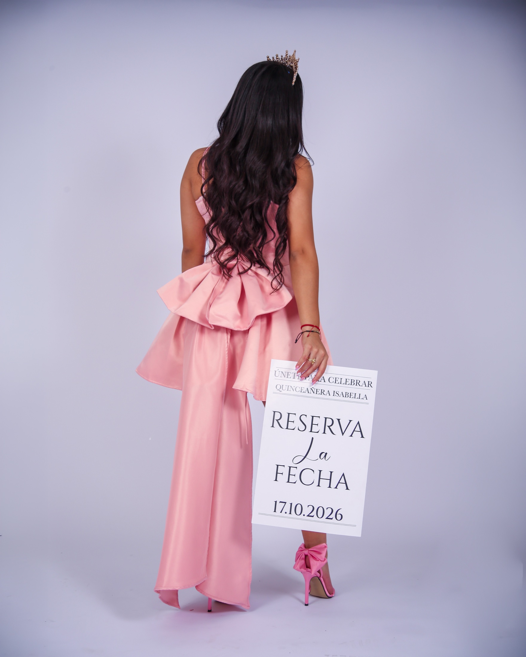 Isabella con el anuncio de la fecha de sus quince años