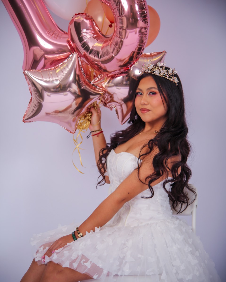 Isabella celebrando sus quince años con globos