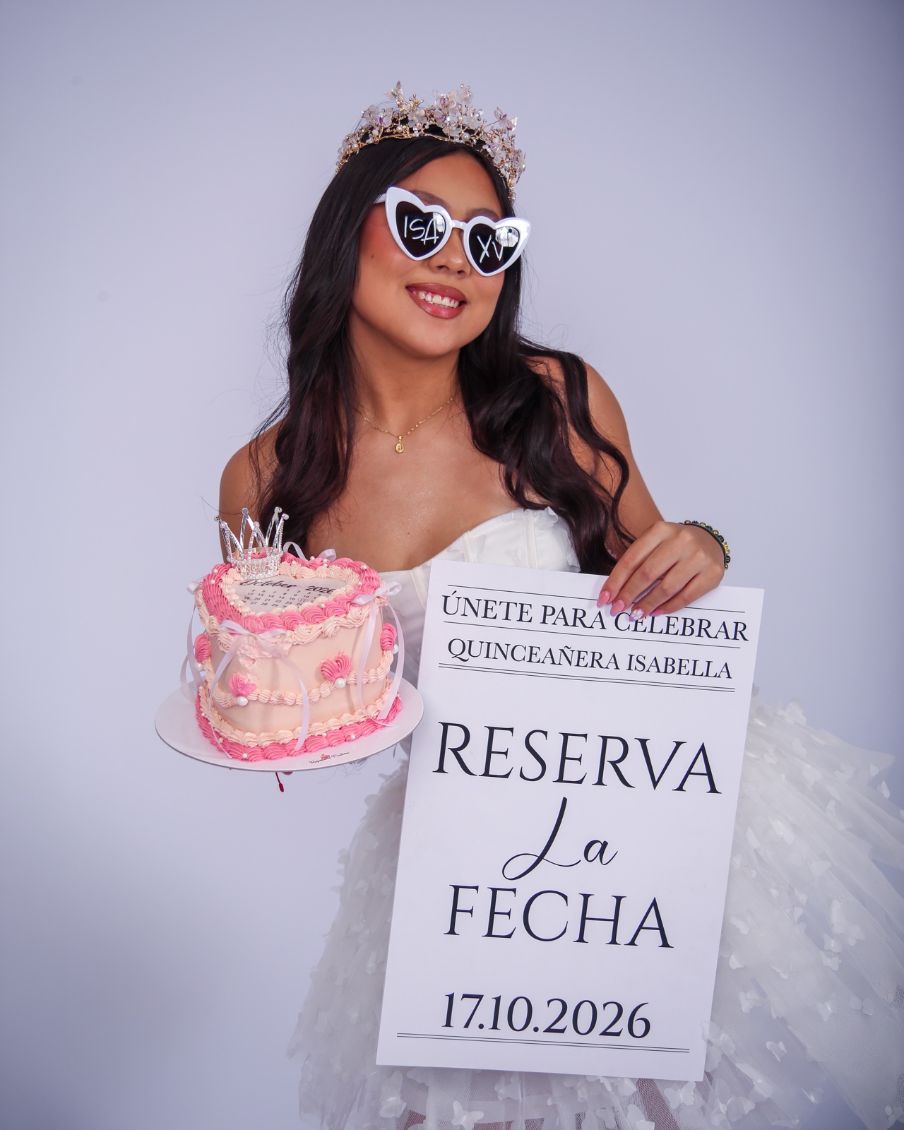 Isabella anunciando la fecha de sus quince años