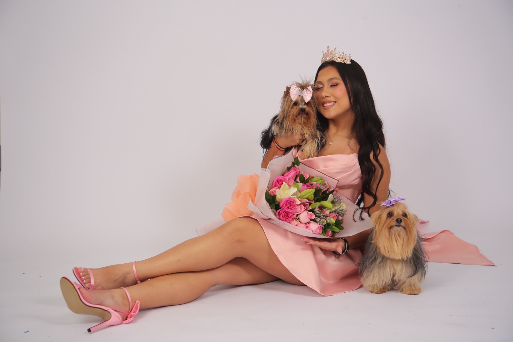 Isabella sentada junto a Mia y Maggie
