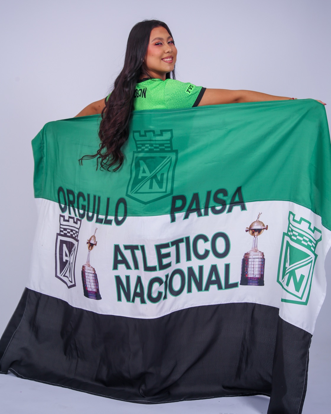 Isabella sosteniendo la bandera de Atlético Nacional